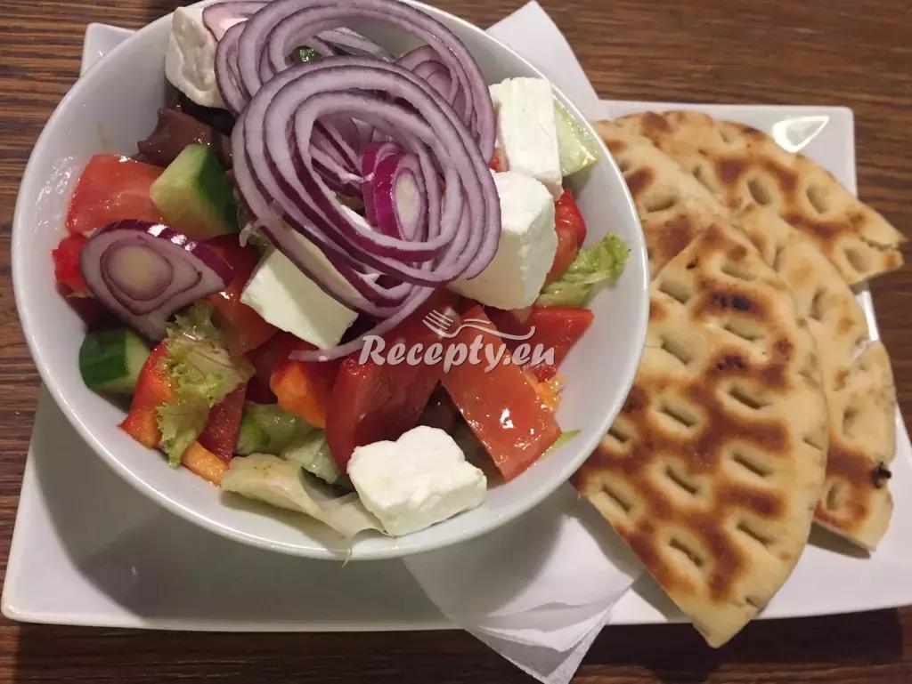 Balkánský salát s červenou cibulkou recept  saláty