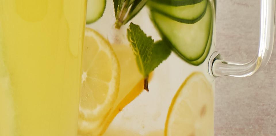 Voda s citronem, bylinkami a okurkou