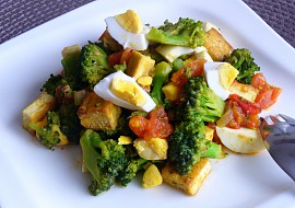 Brokolice s rajčaty, vejci a tofu recept