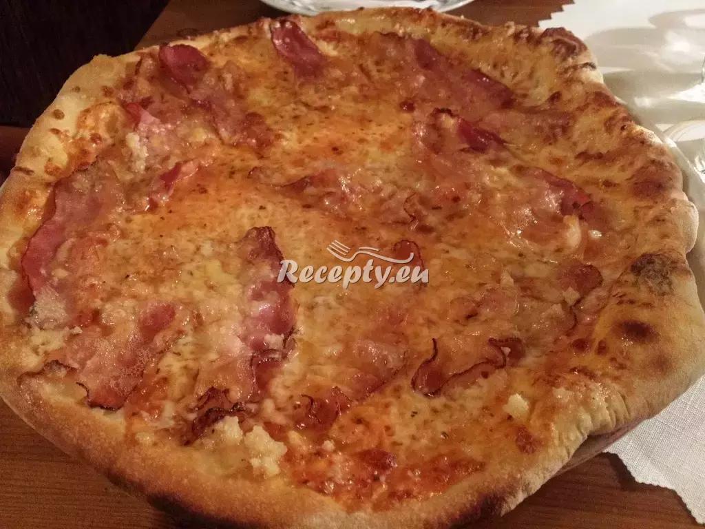 Pizza s červenou řepou a kozím sýrem recept  pizza