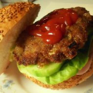 Hamburger s mletým masem a zeleninou recept