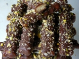 Křehké tyčinky v čokoládě s pistáciemi recept
