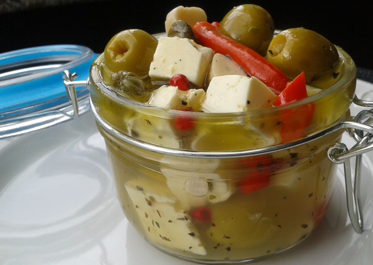Marinované olivy se sýrem a kapary recept