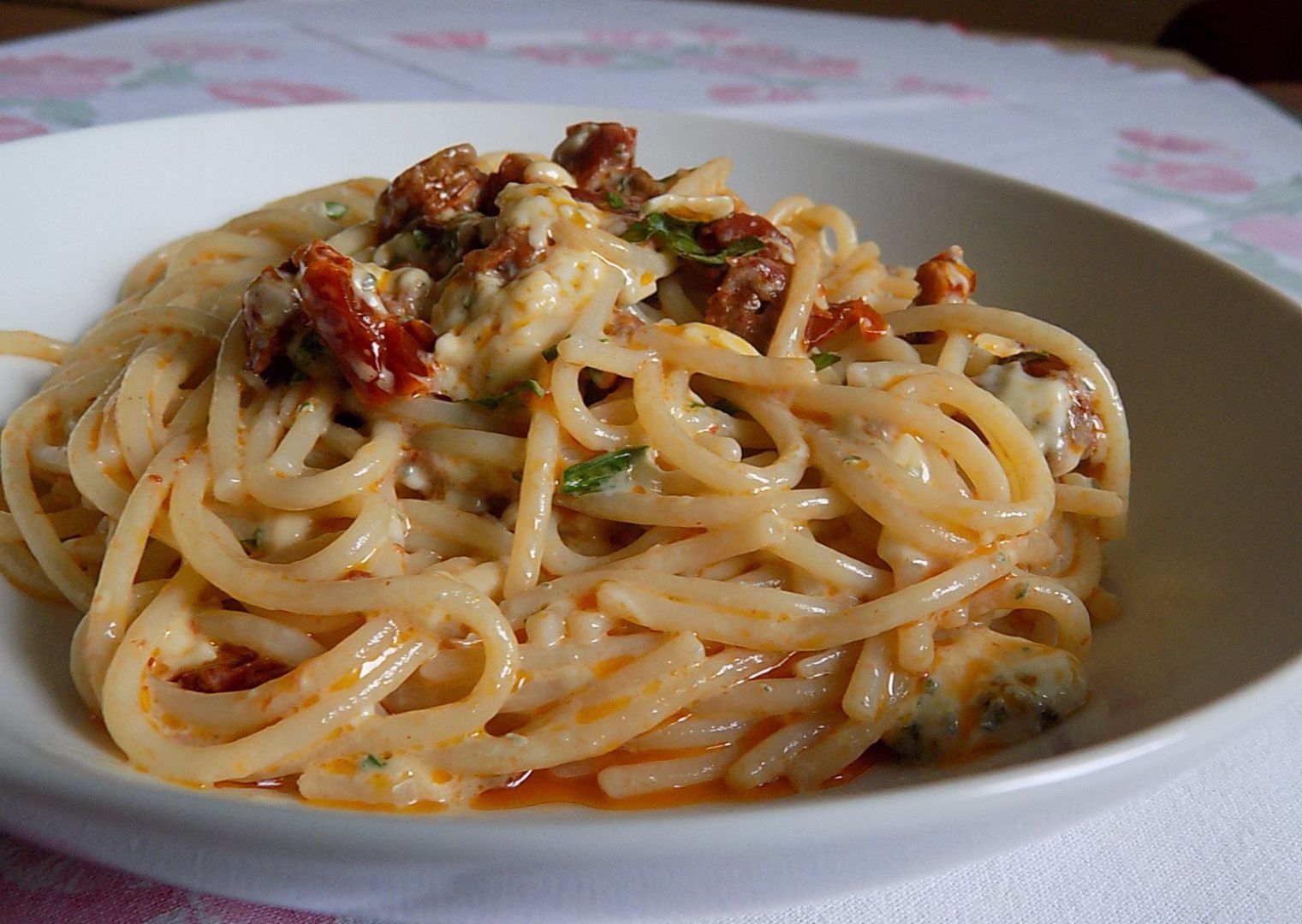 Špagety s Nivou a sušenými rajčaty recept