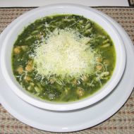 Špenátová polévka s těstovinami a cizrnou recept
