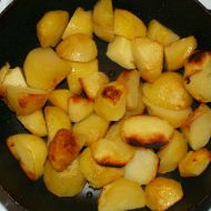 Smažené brambory s jemným párkem recept