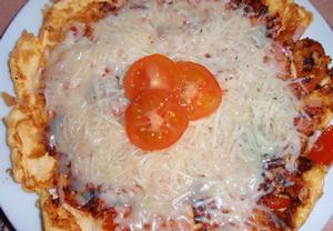 Jednoduchá rajčatová omeleta s dvojitou porcí sýru