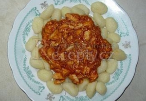 Gnocchi s kuřecím masem a boloňskou omáčkou