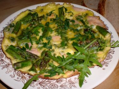 Jarní omeleta s chřestem a uzeným lososem