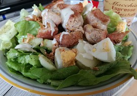 Letní salát s vejcem a křupavým krůtím masem recept