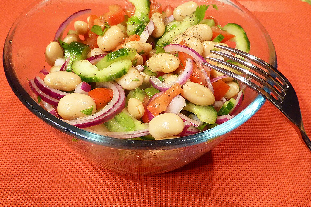 Okurkový salát s bílými fazolemi a rajčaty recept