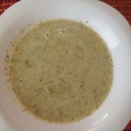 Brokolicová polévka s česnekem recept