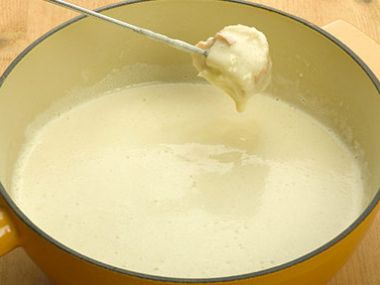 Sýrové fondue (ementál, gouda, žervé)