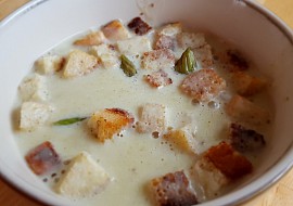 Chřestová polévka s krutonky a muškátovým oříškem recept ...
