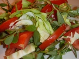 Salát z mladého zelí, šruchy a rajčat recept