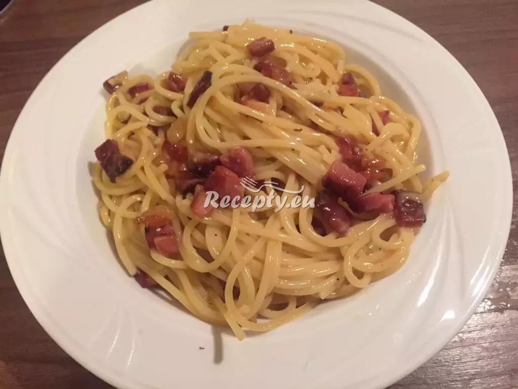 Špagety s hráškem a slaninou recept  těstoviny