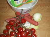 Salát s rajčaty, cibulí a párky recept