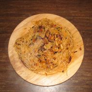 Špagety s arašídy a slaninou recept
