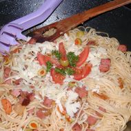 Špagety se salámem a olivami recept