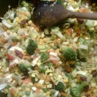 Těstovinový salát s kuřecím masem a zeleninou recept