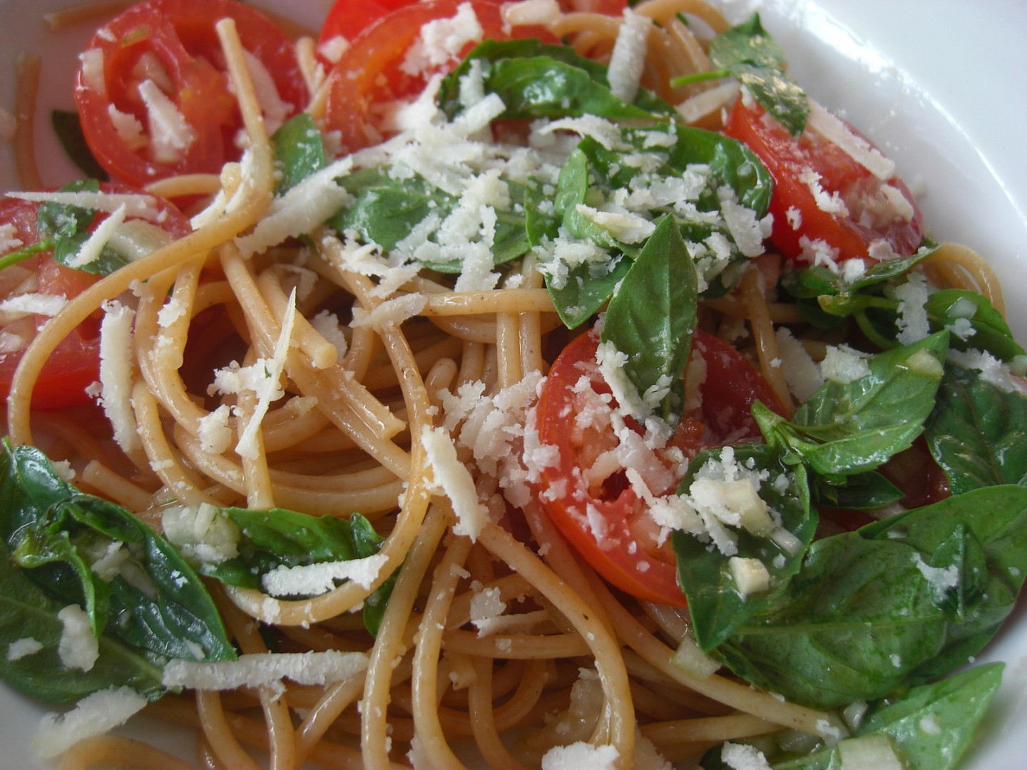 Špagety se syrovými marinovanými rajčaty recept