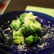 Blanšírovaná brokolice sypaná sýrem recept