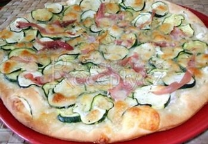 Bílá pizza s cuketou