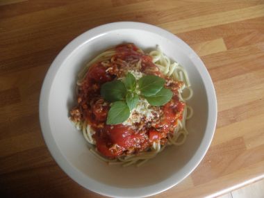 Špagety s omáčkou z loupaných rajčat a čerstvou bazalkou ...