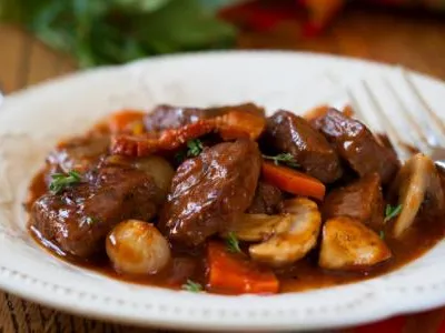 Francouzské dušené hovězí  s houbami a pomerančem