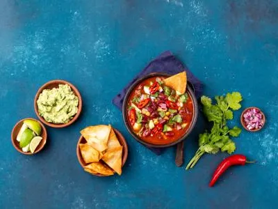 Mexická fazolová polévka s tortillou a avokádem