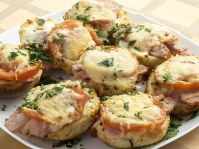 Mini pizza se šunkou a sýrem recept Mini pizza se šunkou a sýrem recept