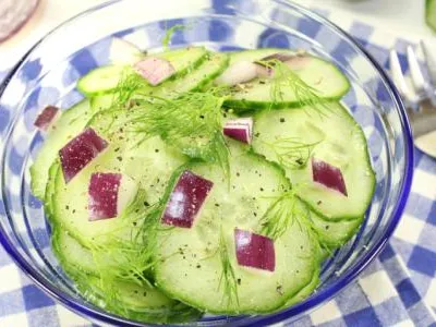 Recept Okurkový salát s cibulí