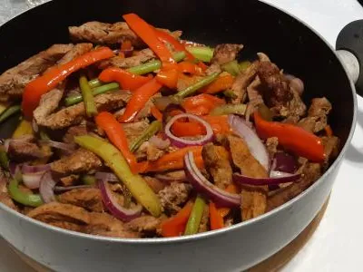 Opečená zelenina s vepřovými nudličkami