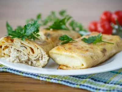 Palačinky plněné vepřovým masem a pikantní zeleninou