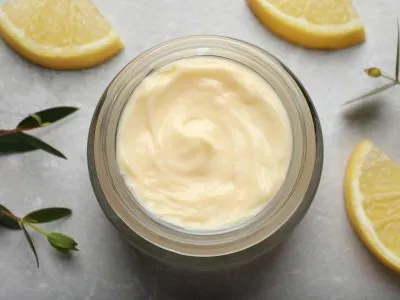 Smetanová zálivka na salát