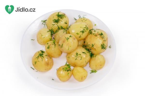 Nové brambory s máslem a okurkovým salátem recept