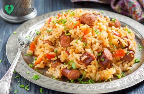 Rýže s kuřecím masem a klobásou recept