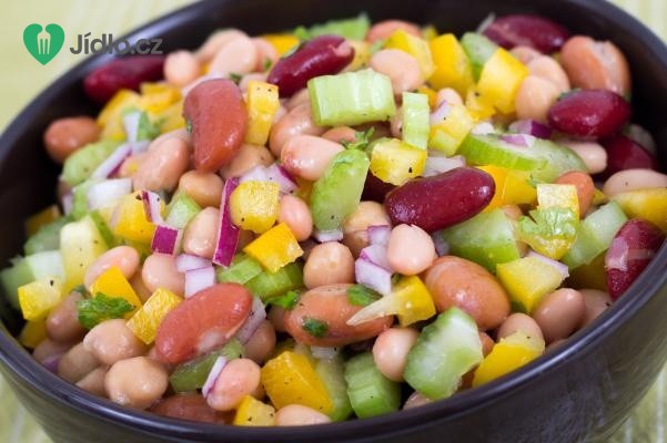 Rychlý salát z luštěnin a čerstvé zeleniny recept