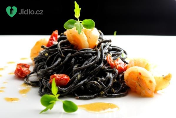 Sépiové špagety s krevetami a rajčaty recept