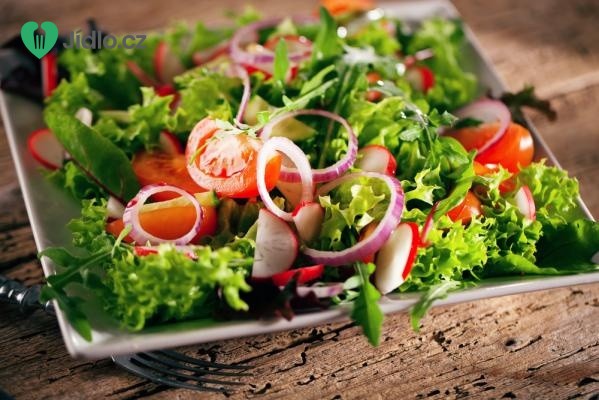 Zeleninový salát s cibulovými kroužky recept