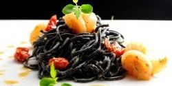 Sépiové špagety s krevetami a rajčaty