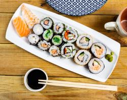 Sushi: Japonská delikatesa s dlouhou historií, kterou si zvládnete připravit i doma