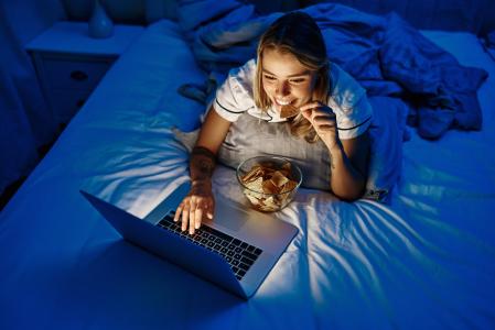 7 zdravějších svačin na večer, když vás honí mlsná a nechcete si pokazit spánek