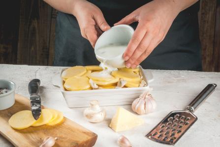 Bleskový recept na gratinované brambory. Skvělý způsob, jak zužitkovat zbytky v kuchyni!