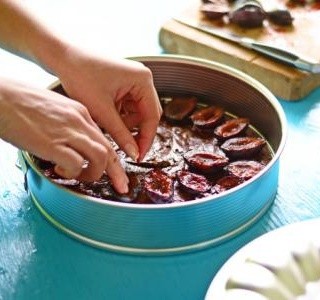 Čokoládový dort se švestkami a oříšky recept