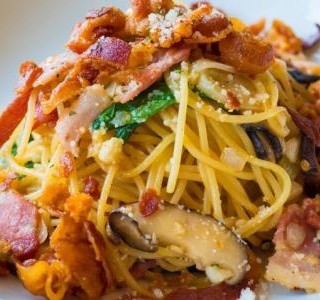 Špagety s houbami a slaninou