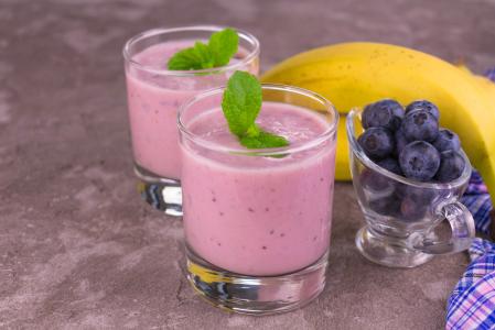 Borůvkovo-banánové smoothie s bazalkou