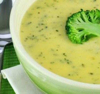 Brokolicová polévka s parmezánem