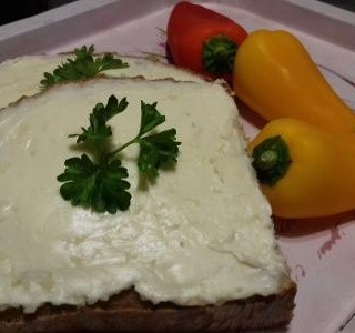 Česneková pomazánka s čerstvým chlebem a zeleninou
