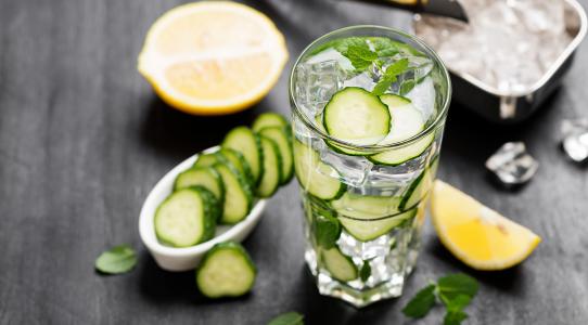 Domácí okurková limonáda